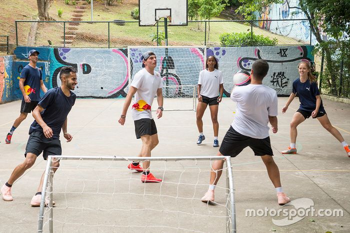Max Verstappen y Daniel Ricciardo, Red Bull Racing juegan Futsal en Brasil