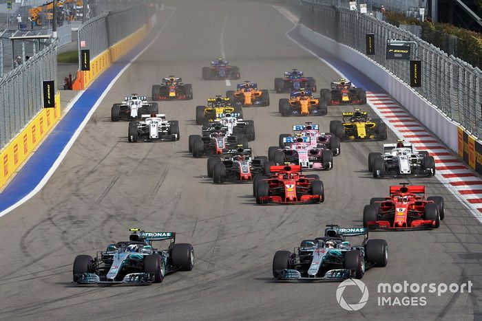 Valtteri Bottas, Mercedes AMG F1, lidera a Lewis Hamilton, Mercedes AMG F1 y Sebastian Vettel, Ferrari SF71H