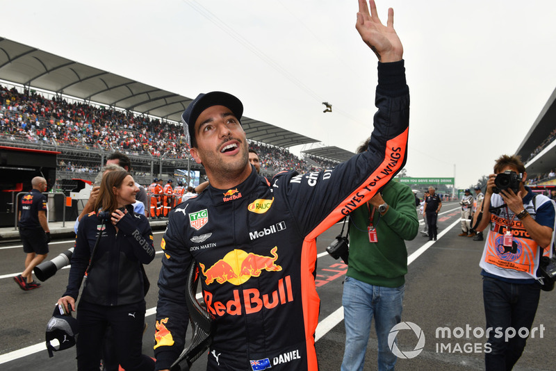 Ganador de la pole Daniel Ricciardo, Red Bull Racing celebra en Parc Ferme