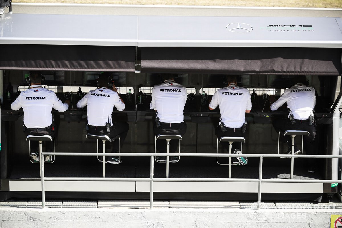El equipo de Mercedes en el pit wall