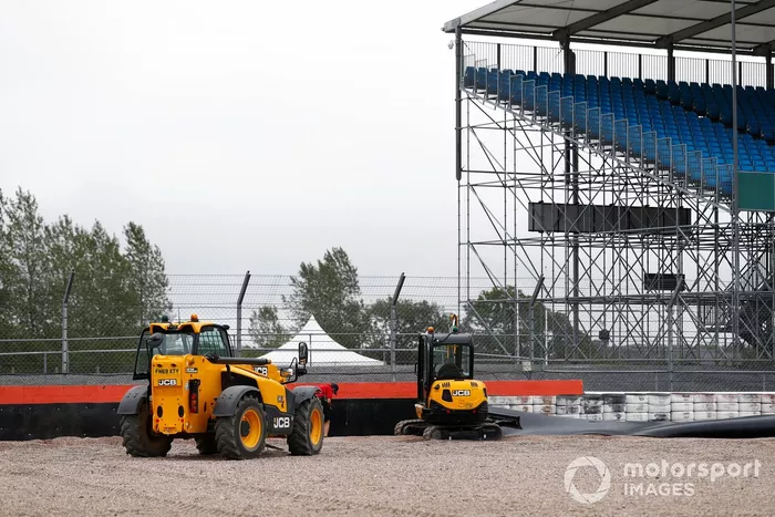 La maquinaria que instala las barreras nuevas de Silverstone