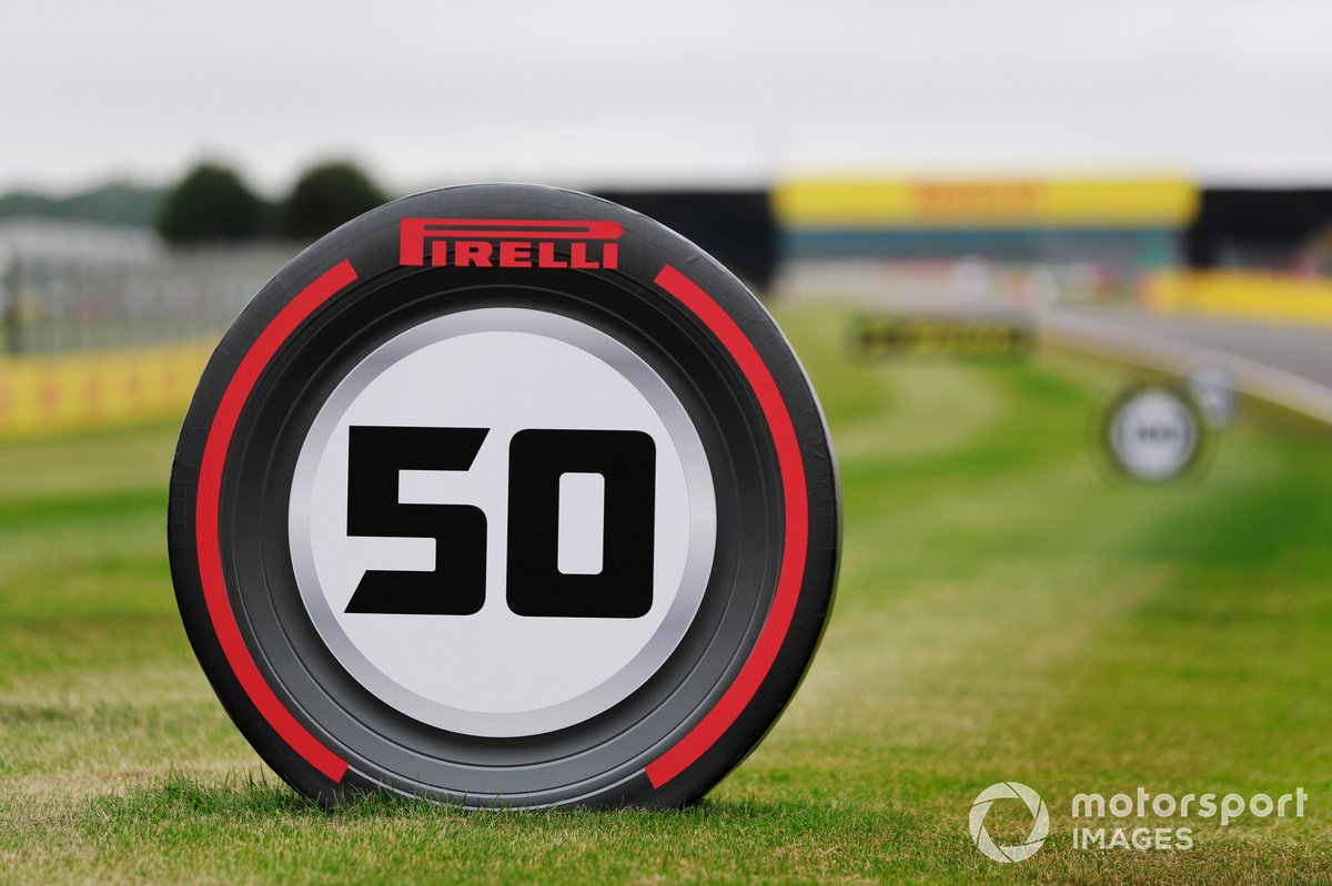 Anuncios de Pirelli en el circuito