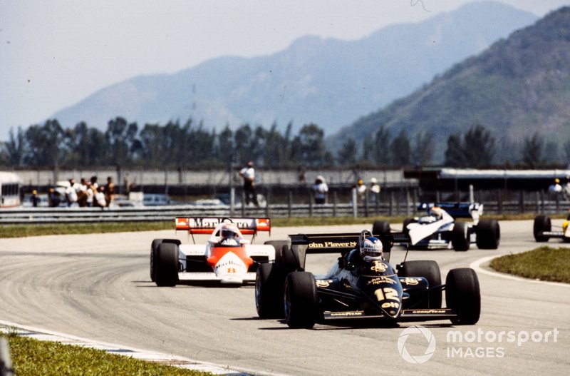 Nigel Mansell, Lotus 95T Renault, leads Niki Lauda, McLaren MP4-2 TAG, and Nelson Piquet, Brabham BT53 BMW