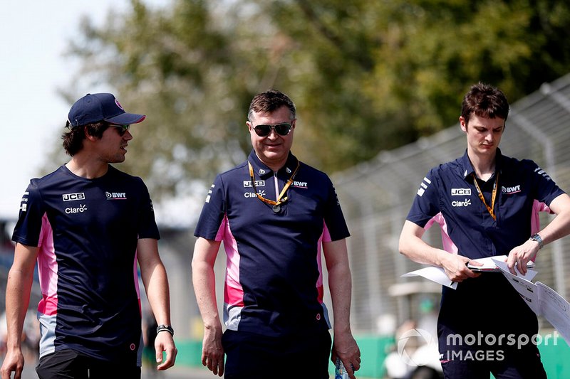 Lance Stroll, Racing Point cammina in pista con i membri del of the team