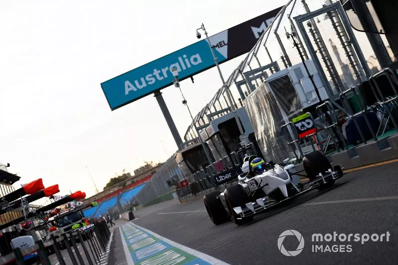 Zsolt Baumgartner deja los pits en el F1 de 2 plazas