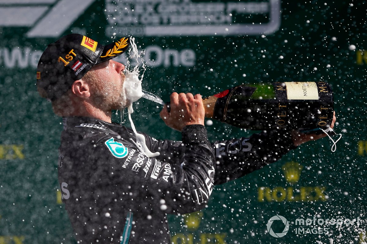 Valtteri Bottas, Mercedes AMG F1, fête sa victoire au champagne