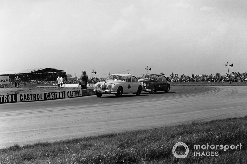 Stirling Moss, Jaguar 3.8 Mk2, insegue Roy Salvadori, Jaguar 3.8 Mk2, gara del BTCC a Silverstone nel 1960