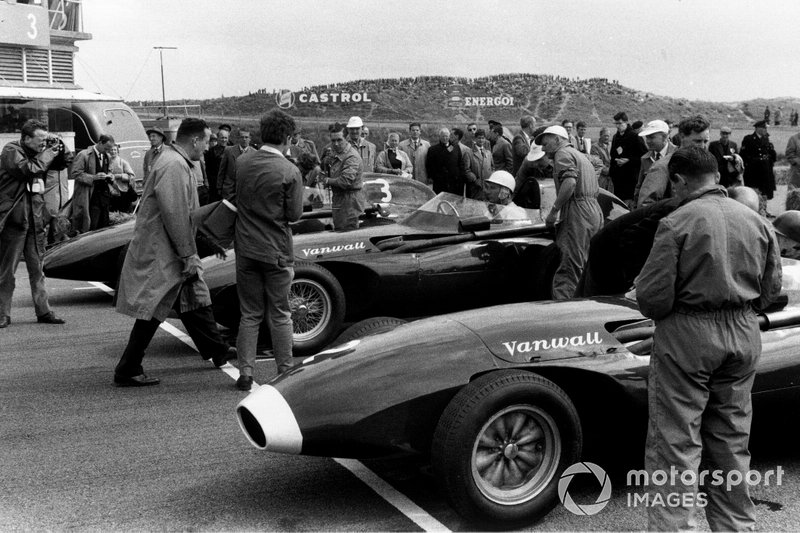 Tony Brooks, Vanwall VW7, Stirling Moss, Vanwall VW10 y Stuart Lewis-Evans, Vanwall VW5, en la parrilla previo al inicio