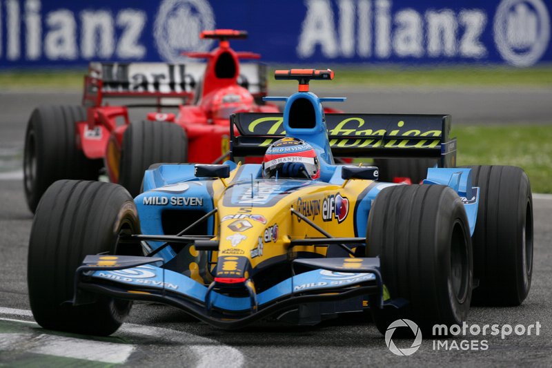 Fernando Alonso, Renault R25, voor Michael Schumacher, Ferrari F2005