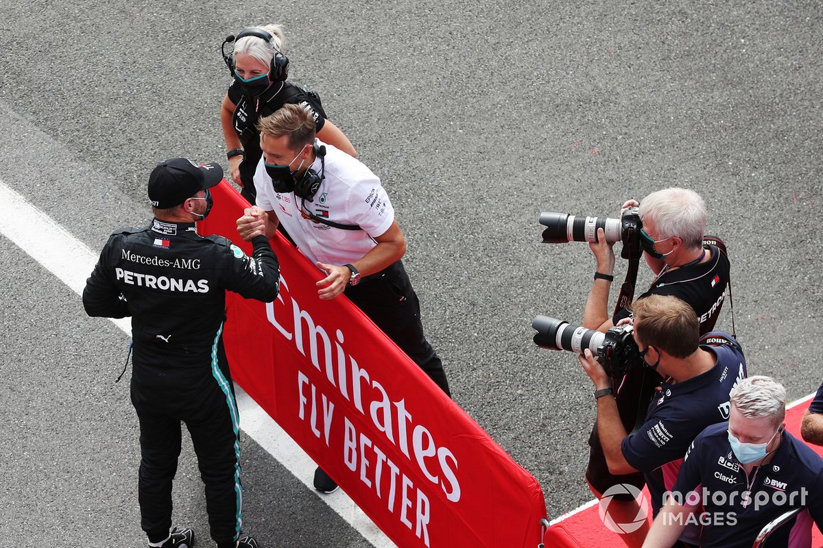 Valtteri Bottas, Mercedes AMG F1, festeggia con il compagno di squadra dopo aver conquistato la Poleposition