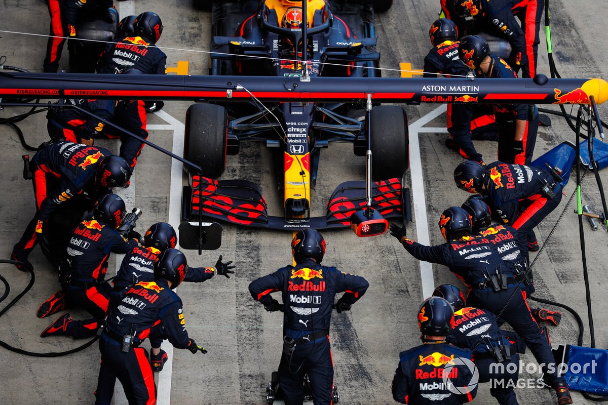 Alex Albon, Red Bull Racing RB16, durante il pitstop