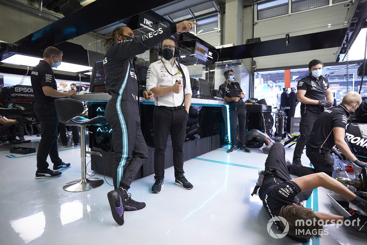 Lewis Hamilton, Mercedes-AMG Petronas F1 in the garage