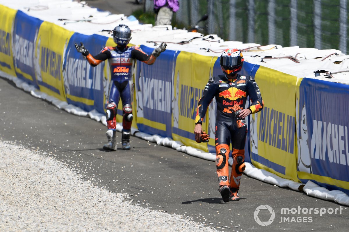 L'incidente tra Miguel Oliveira, Red Bull KTM Tech 3, Pol Espargaro, Red Bull KTM Factory Racing