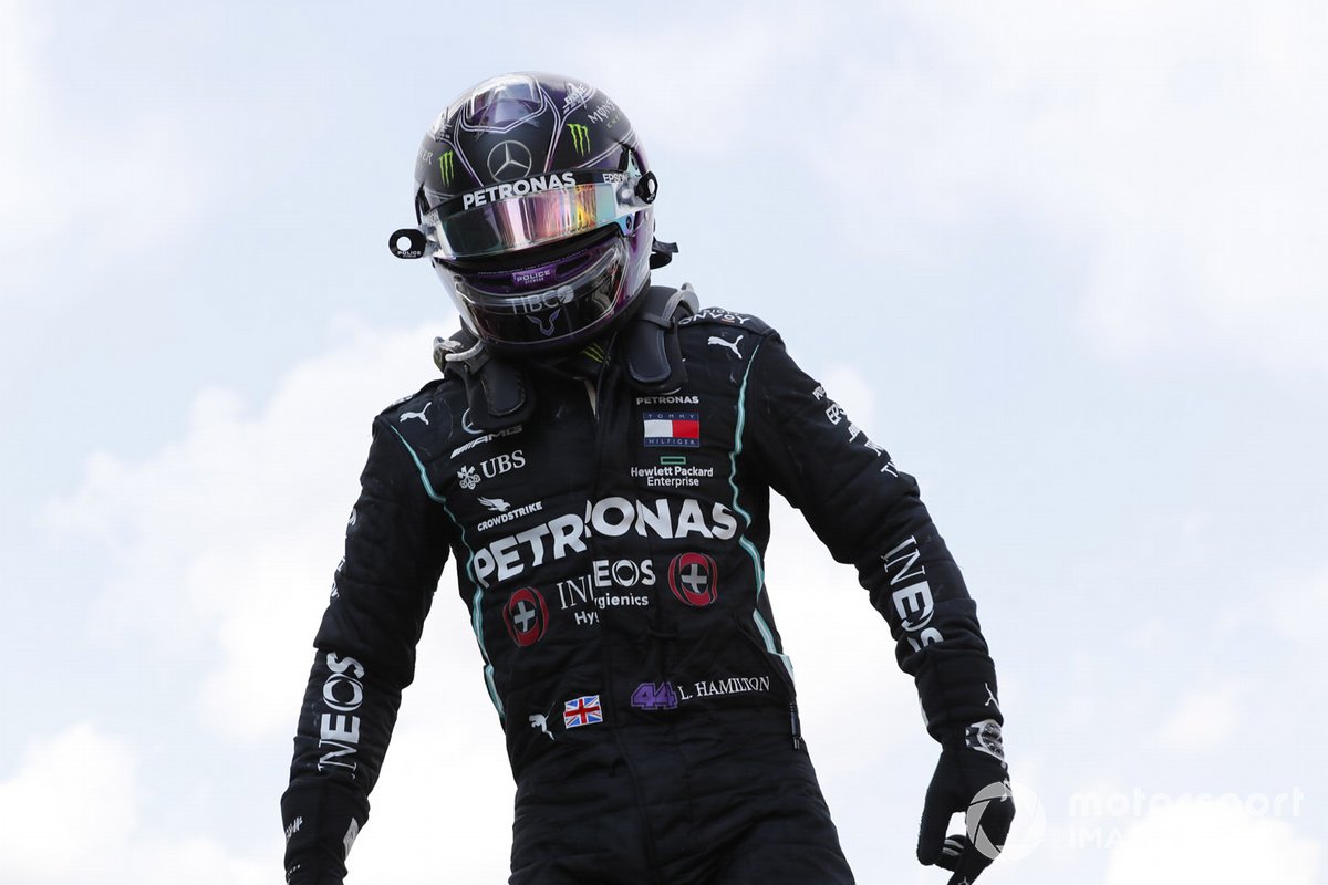 Ganador Lewis Hamilton, Mercedes-AMG Petronas F1, celebra en parc ferme