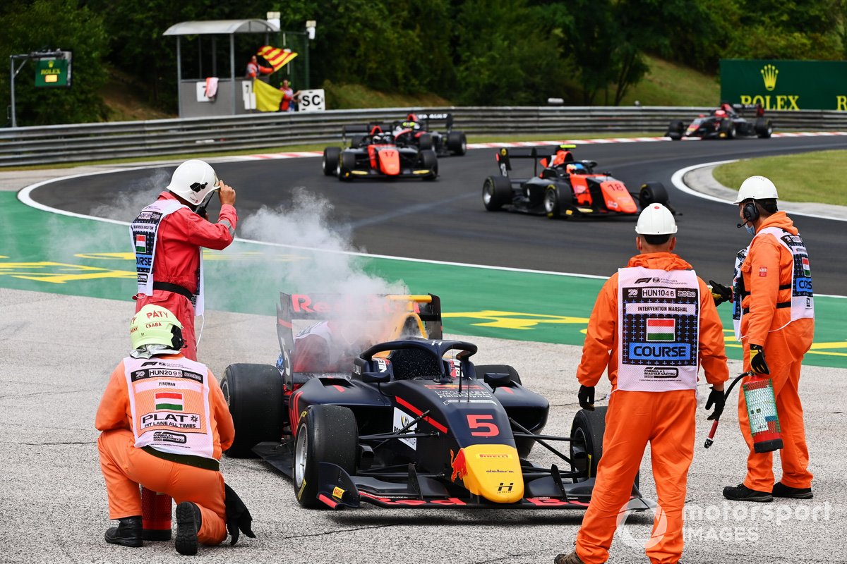Liam Lawson, Hitech Grand Prix, abandona con problemas de motor