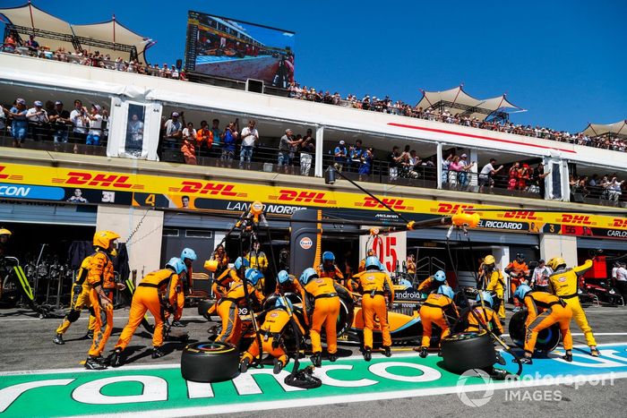 Daniel Ricciardo, McLaren MCL36, hace una parada en boxes