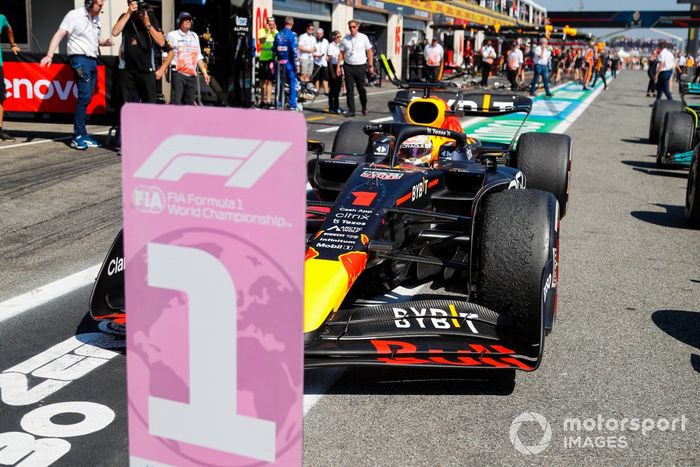 Max Verstappen, Red Bull Racing RB18, 1ª posición, llega al Parc Ferme