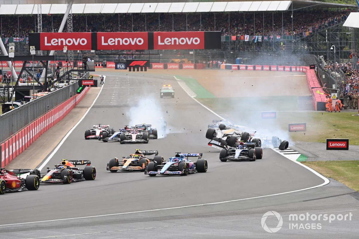 Un choque que involucra a George Russell, Mercedes W13, Zhou Guanyu, Alfa Romeo C42, Alex Albon, Williams FW44, Esteban Ocon, Alpine A522, Yuki Tsunoda, AlphaTauri AT03, se desarrolla en la salida