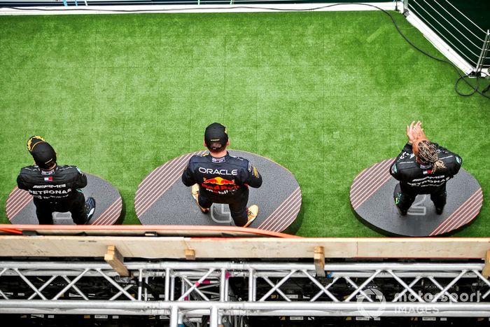 Podio: segundo lugar Lewis Hamilton, Mercedes-AMG, ganador Max Verstappen, Red Bull Racing, tercer lugar George Russell, Mercedes-AMG