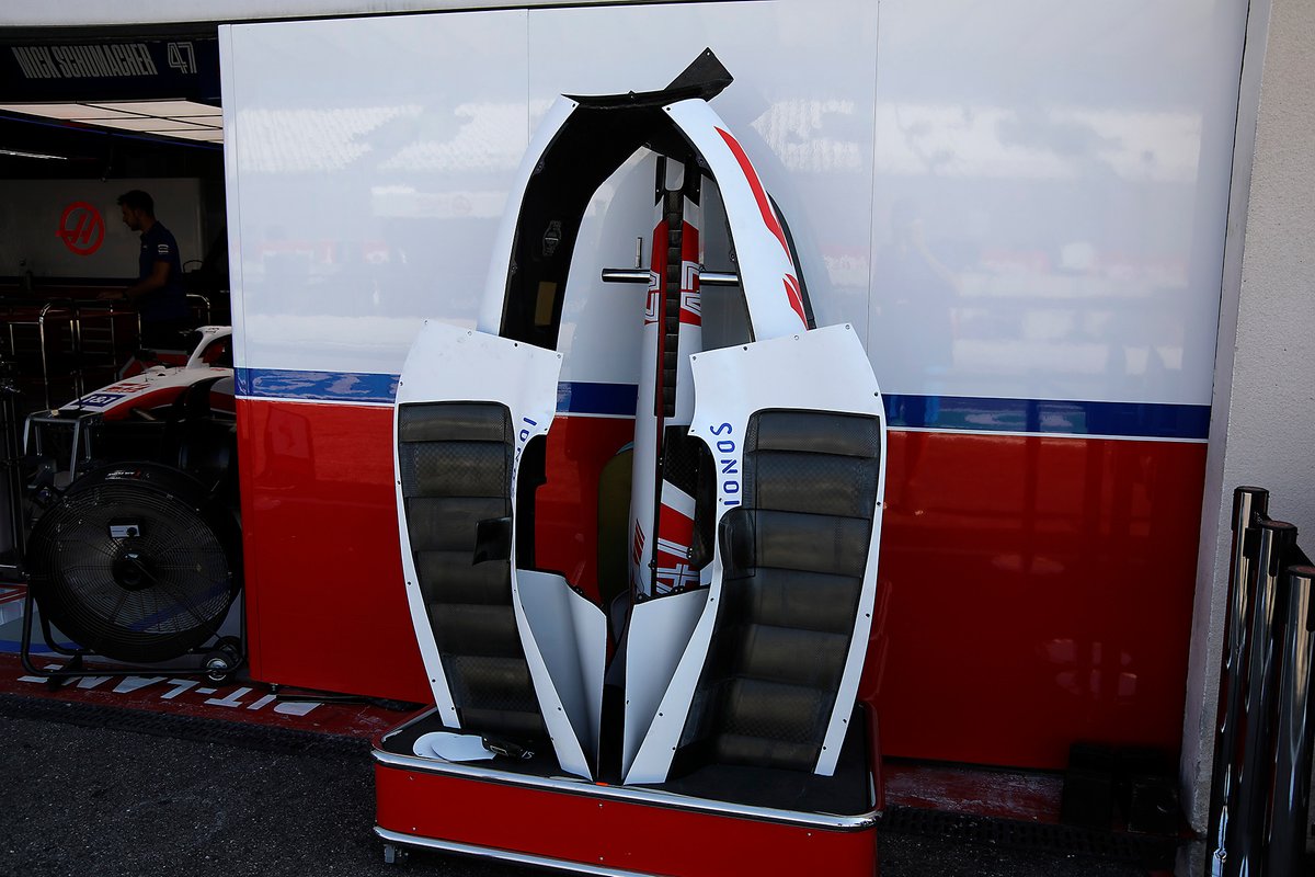 Haas VF-22: Motorhaube
