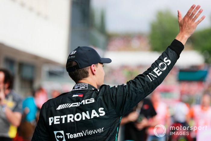 Ganador de la pole, George Russell, de Mercedes-AMG, saluda a los aficionados tras la clasificación