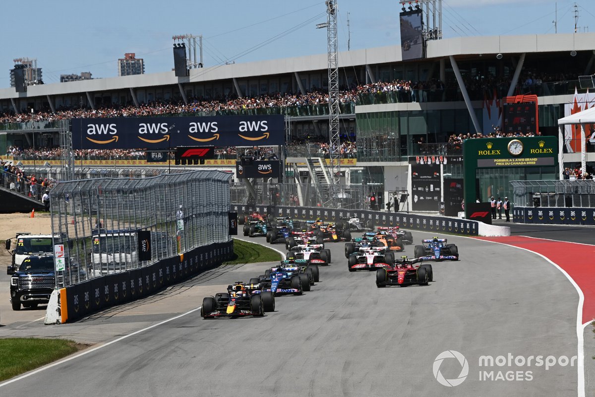 Max Verstappen, Red Bull Racing RB18, Fernando Alonso, Alpine A522, Carlos Sainz, Ferrari F1-75, Lewis Hamilton, Mercedes W13, Kevin Magnussen, Haas VF-22, the rest of the field at the start