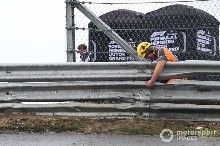 Un comisario inspecciona una sección de la barrera Armco tras el accidente de Logan Sargeant, Williams FW46