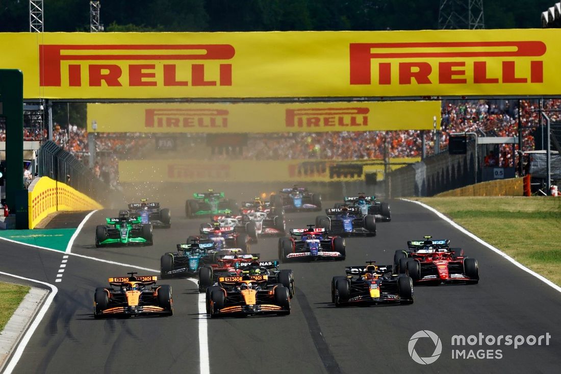 Lando Norris, McLaren MCL38, Max Verstappen, Red Bull Racing RB20, Oscar Piastri, McLaren MCL38, Fernando Alonso, Aston Martin AMR24, Charles Leclerc, Ferrari SF-24, Carlos Sainz, Ferrari SF-24, reszta stawki na starcie.