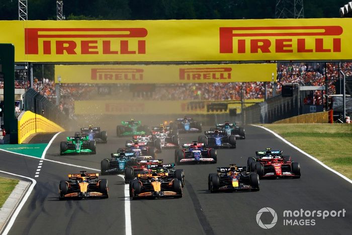 Lando Norris, McLaren MCL38, Max Verstappen, Red Bull Racing RB20, Oscar Piastri, McLaren MCL38, Fernando Alonso, Aston Martin AMR24, Charles Leclerc, Ferrari SF-24, Carlos Sainz, Ferrari SF-24, el resto de la parrilla en la salida.