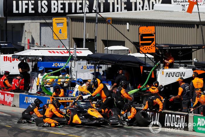 Patricio O'Ward, parada en boxes de Arrow McLaren Chevrolet