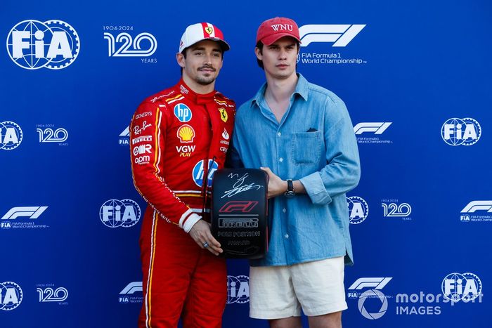 El hombre de la pole, Charles Leclerc, Scuderia Ferrari, recibe su premio Pirelli Pole Position de manos del actor Nicholas Galitzine.