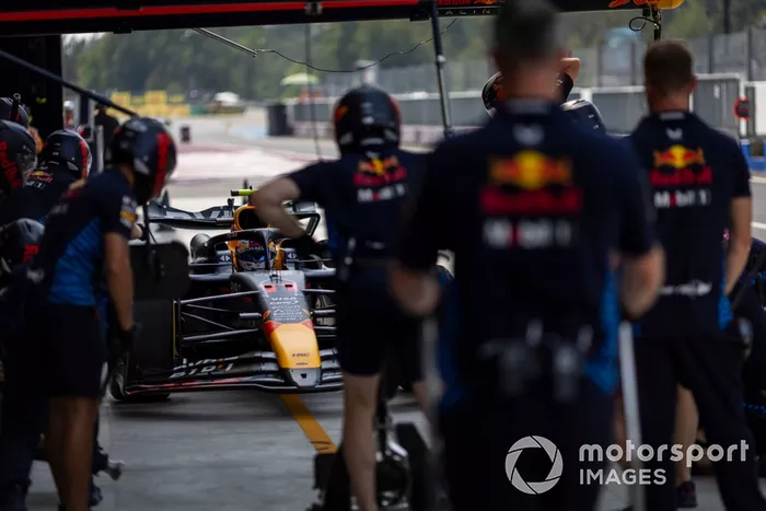 Sergio Pérez, Red Bull Racing RB20, en boxes durante la FP3