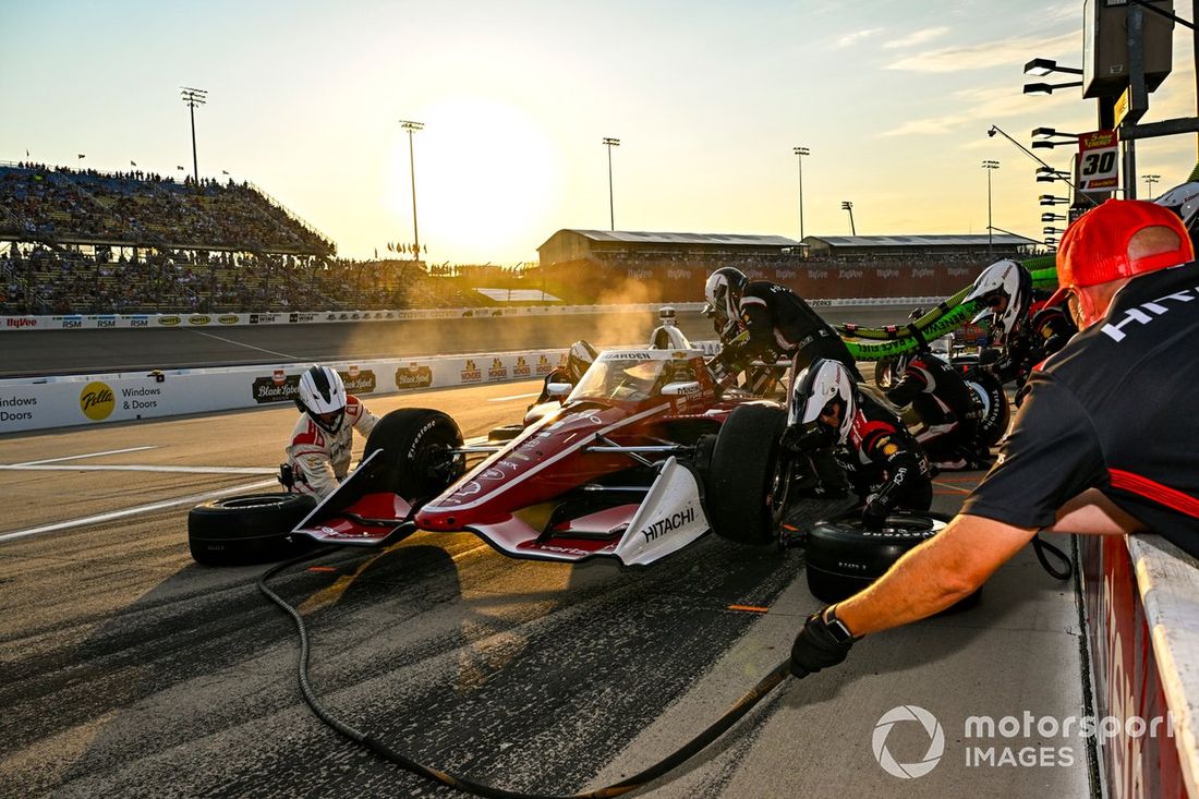 Josef Newgarden, Team Penske Chevrolet, Parada en boxes