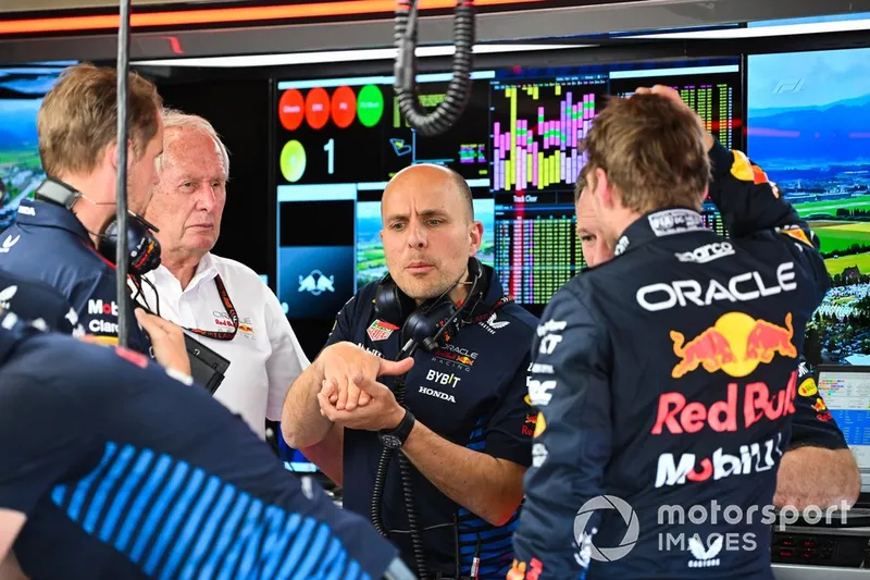 Max Verstappen, Red Bull Racing, s'entretient avec son équipe