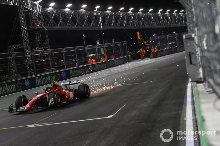 Carlos Sainz, Ferrari SF-23, hace saltar chispas