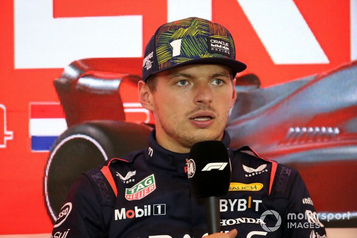El hombre de la pole, Max Verstappen, Red Bull Racing, en la rueda de prensa posterior a la clasificación.