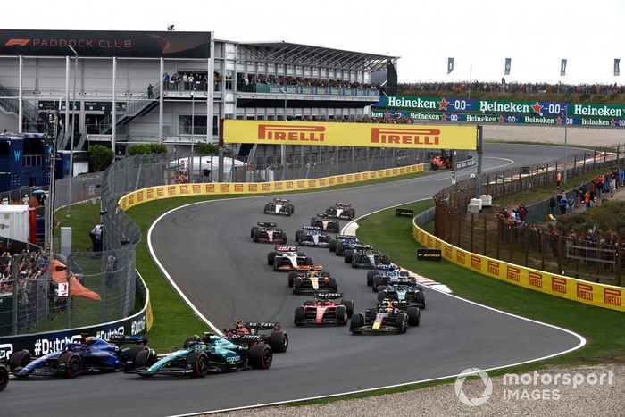 Alex Albon, Williams FW45, Fernando Alonso, Aston Martin AMR23, Carlos Sainz, Ferrari SF-23, Sergio Pérez, Red Bull Racing RB19, Charles Leclerc, Ferrari SF-23, el resto de la parrilla en la salida.
