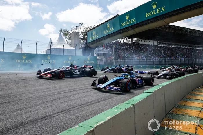 Kevin Magnussen, Haas VF-23, se cae en la salida tras un contacto con Alex Albon, Williams FW45