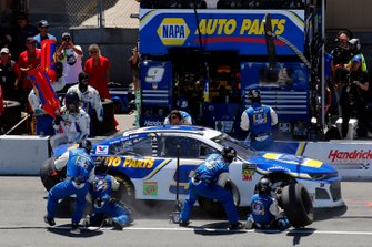 Chase Elliott, Hendrick Motorsports, Chevrolet Camaro NAPA AUTO PARTS pit stop