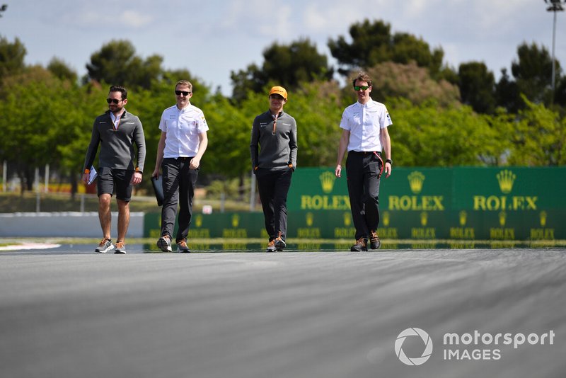 Lando Norris, McLaren caminando por el circuito