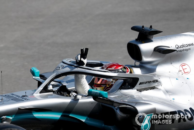 Lewis Hamilton, Mercedes AMG F1 W10 festeggia nel cool down lap