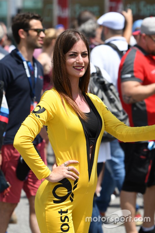 Una chica de la parrilla