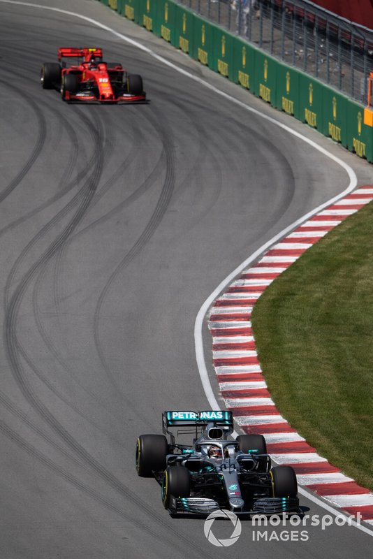Lewis Hamilton, Mercedes AMG F1 W10, precede Charles Leclerc, Ferrari SF90