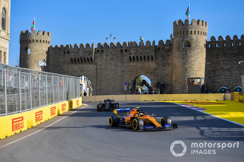 Lando Norris, McLaren MCL34, devant Romain Grosjean, Haas F1 Team VF-19