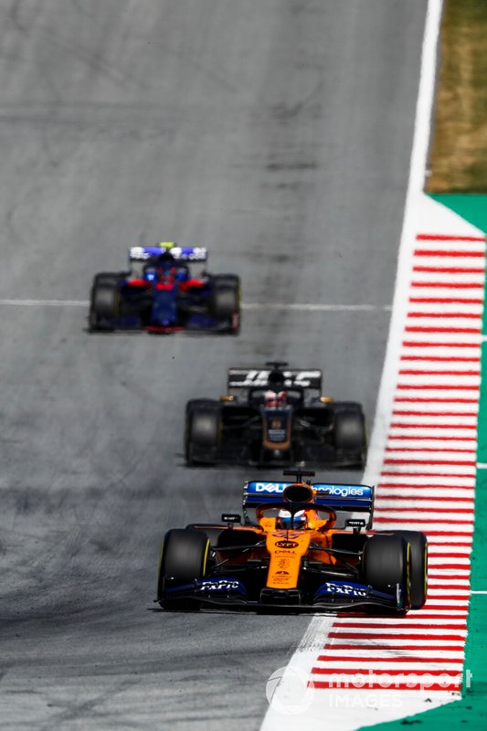 Carlos Sainz Jr., McLaren MCL34, devant Romain Grosjean, Haas F1 Team VF-19, and Alexander Albon, Toro Rosso STR14