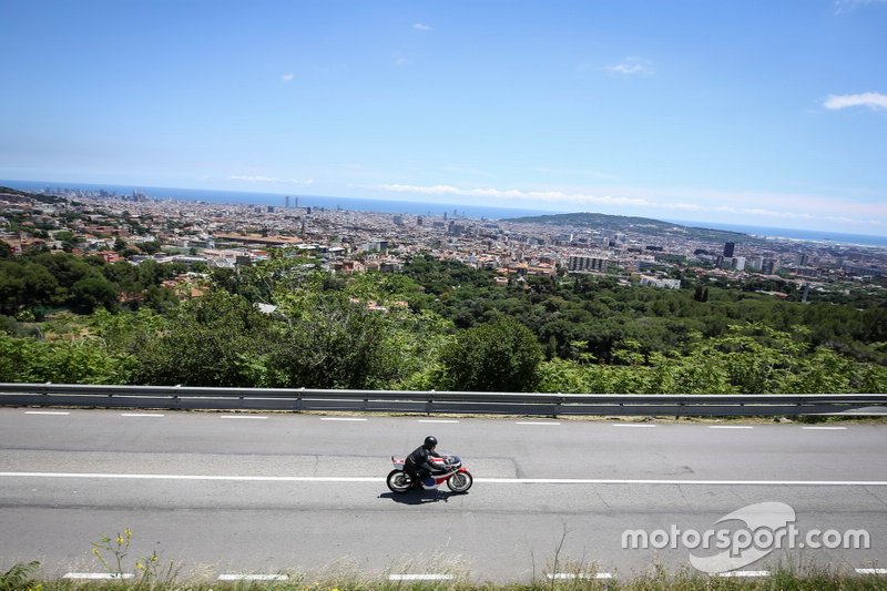 Maverick Viñales en una Yamaha TZ 350 de 1975