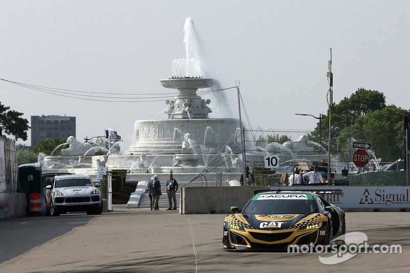 #57 Heinricher Racing w/Meyer Shank Racing Acura NSX GT3, GTD: Katherine Legge, Christina Nielsen