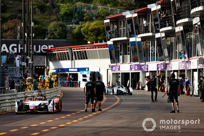 Lucas Di Grassi, Audi Sport ABT Schaeffler, Audi e-tron FE05 in the pit lane