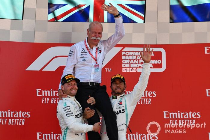 Valtteri Bottas, Mercedes AMG F1, y Lewis Hamilton, Mercedes AMG F1, levantan a Dr Dieter Zetsche, CEO de Mercedes Benz