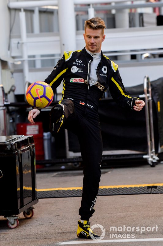 Nico Hulkenberg, Renault F1 Team, gioca a calcio con il suo allenatore nel paddock